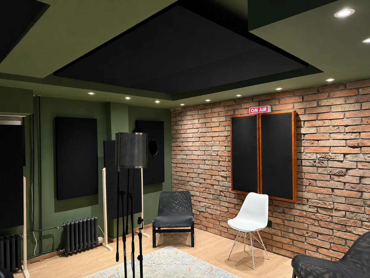 Studio sa panelima različitih debljina i uokvirenim panelima