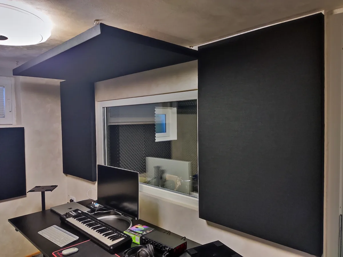 Studio sa velikim panelima i plafonskim oblakom