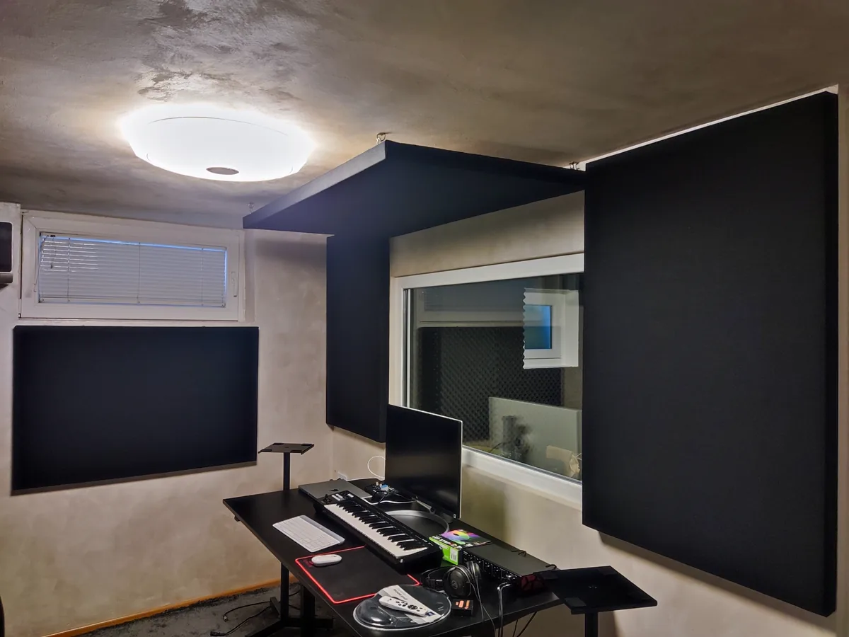 Muzički studio sa akustičnim panelima i plafonskim oblakom